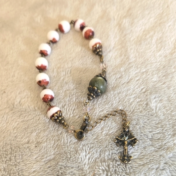 #568 Vintage Beaded Bracelet with Cross Charm - Picture 3 of 3